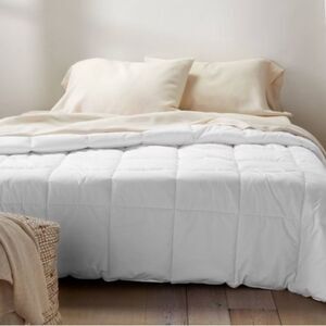 Casaluna Premium Down Alternative Comforter, White, Twin NWB DISPLAY